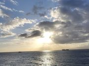 海上から見る夕日も格別です。