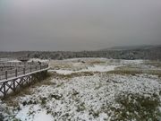 知床五湖の一湖を旧牧場跡地の長い高架木道から眺める