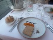 鴨のフォアグラのブロック、アプリコットの蜂蜜漬け