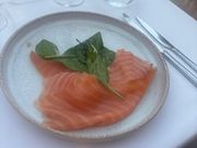 ビーチウッドで燻製されたスモークサーモン、ほうれん草とファンネルのサラダ