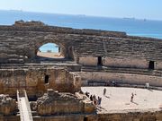 遺跡のアーチからの地中海