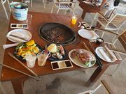 食事の準備中。サラダもほかの肉類も十分に用意されてました。