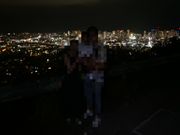 タンタラスの丘で夜景をバックに