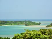 移動途中で寄った展望台。川平公園を対岸から望む。天気に恵まれた