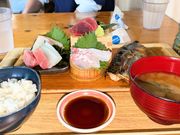 国頭港食堂
お刺身も美味しかったけど　鯖焼きが肉厚で超美味しいです
魚系がダメな人は　天ぷら定食