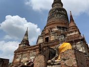 ワット・ヤイ・チャイモンゴン。黄色い布が写真映えします。