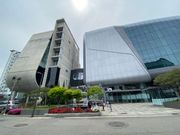 YG エンターテイメントへ。グッズ店も貸切状態でたくさん通訳・交渉していただけました。