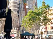 待ち合わせ前に通りのカフェで