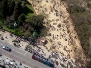 搭の上から地上の人々