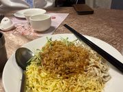 米粉麺は優しい冷やし中華に近い酸味、よく混ぜて頂きました