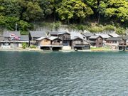 鯉のぼりも泳ぐ舟屋の風景