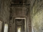 回廊が奥まで見通せる建築技術の凄さ