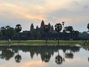 朝日はイマイチだが湖面に建物が写る