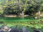 帰り道の休憩に寄ってくれたエメラルドの川