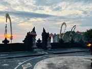 夕日のウルワツ寺院