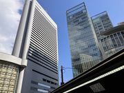 梅田ビルに映る青空