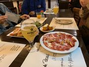 ビールのレモンジュース割りのクラーラと、生ハム、スペインの郷土料理など。