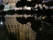 ライトアップされた逆さサクラダファミリア。