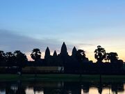 朝日前のアンコールワット