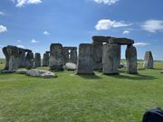 快晴でとても風が強いストーンヘンジ