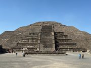 テオティワカン遺跡。事前に写真を見ていましたが、現物は全然違います。オーラがある？感動しました。