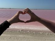 ピンクレイク！すごくピンクで最高でした！！びっくりするくらい風強くて面白かったです。