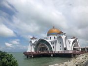 Straits mosque 敷地内より