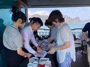 船内で春巻き料理教室