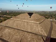 気球ﾂｱｰでは太陽のピラミッドの真上を通過する。圧巻。