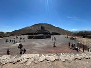 自由時間は約二時間ほど。月のピラミッドを望む