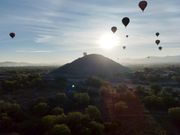 月のピラミッドから朝日を望む