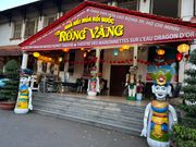 劇場の入り口に椅子あります。