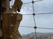 受難の塔から見たイエス像