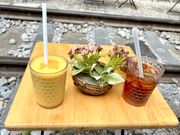 線路脇のカフェ