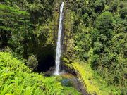 虹のアカカの滝