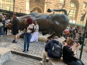 マンハッタン島南端にあり、触るとご利益があるという最近大人気の、巨大牛の像です。大行列で車窓から。