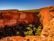 まさに台地の縁を歩く