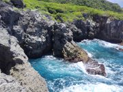 洞窟を出た後の海