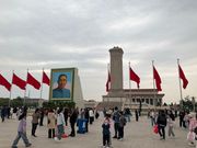 人民英雄記念碑　連休のため孫文の肖像画がありました