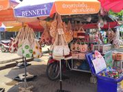 地元の人たちが編んでるそばでお土産を購入しました。