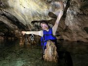 洞窟での記念撮影