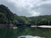 鏡のように静かな流れの安房川