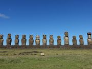 色んな身長や表情のモアイ像が並んでいるのは壮観です