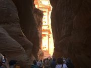 現地ガイドさんにペトラの説明を受けました