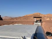 三菱トラックの荷台で砂漠ツアー