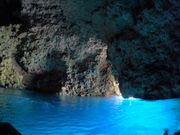 洞窟内神秘的な青の世界