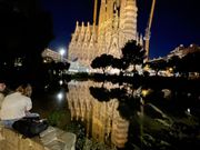 池に写るサクラダファミリア