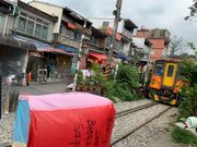 十分 線路で天燈上げ タイミングが良いと電車がやってきます