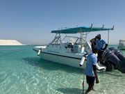 海は透明度が高くて船が浮いているよう。