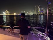 ドバイの街の美しさを堪能するなら夜のクルーズがおすすめです。